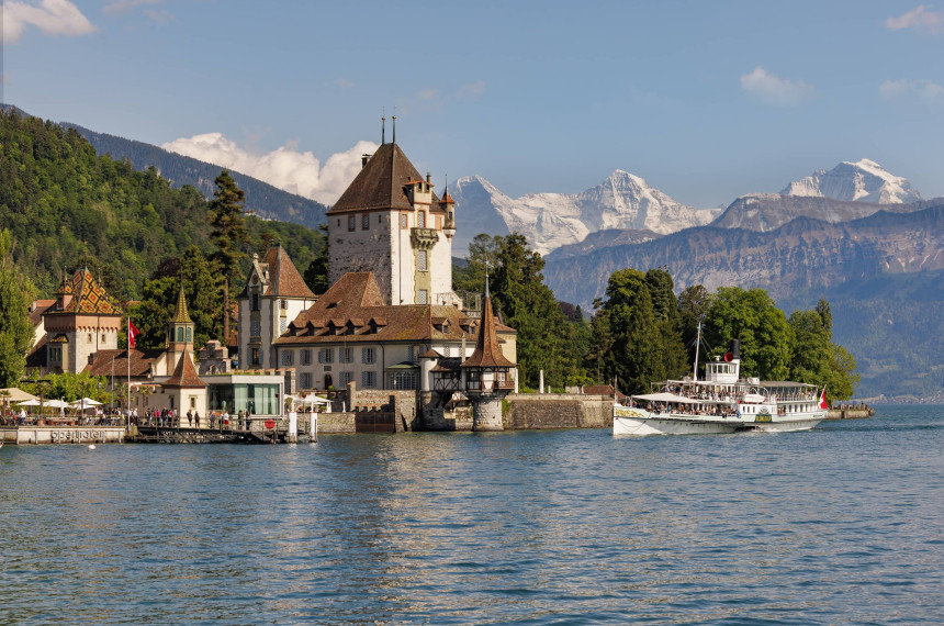 Dampfschiff Blümlisalp vor dem Schloss Oberhofen