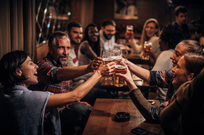 Eine Gruppe Freunde in einer Bar
