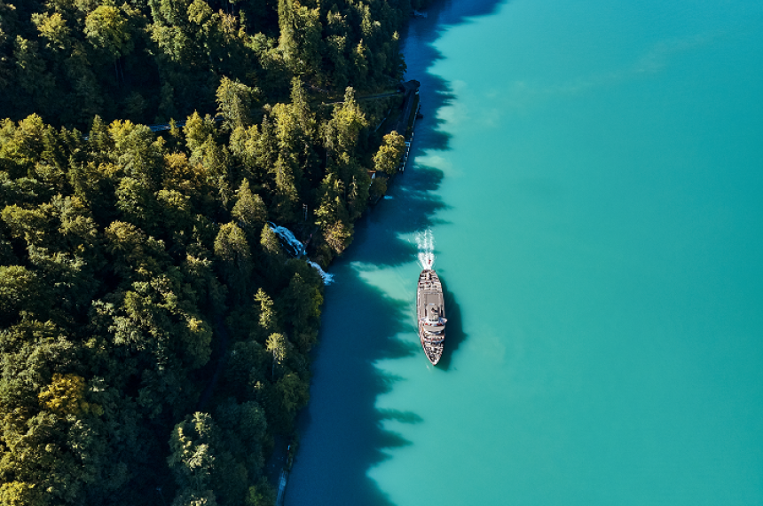 Schiff auf dem Brienzersee aus der Vogelperspektive