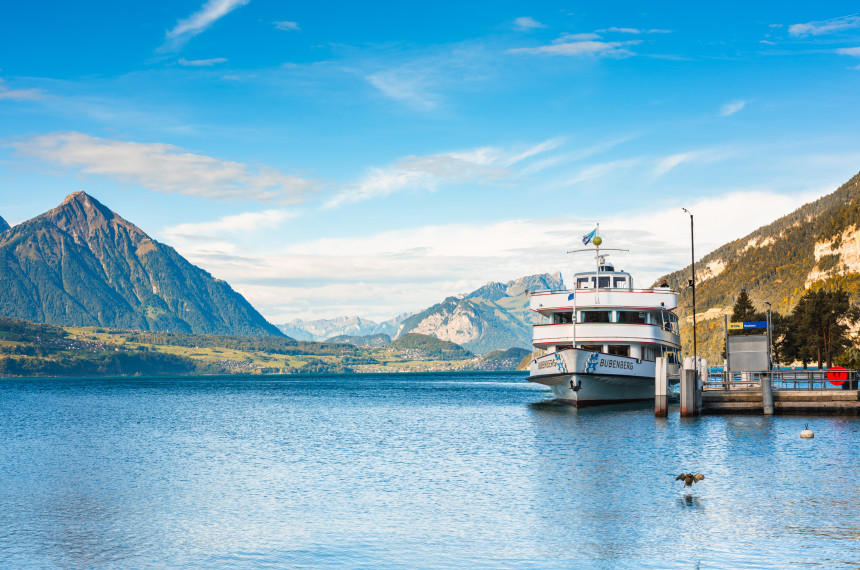 MS Bubenberg auf dem Thunersee mit dem Niesen im Hintergrund