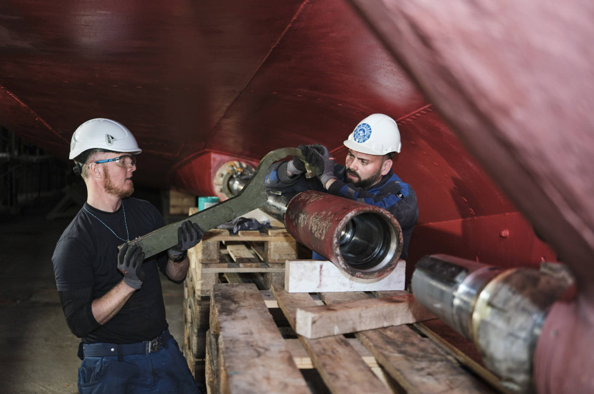 Zwei Handwerker beim Befestigen der Schiffsschraube