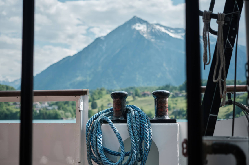 Aussicht vom Dampfschiff auf den Niesen