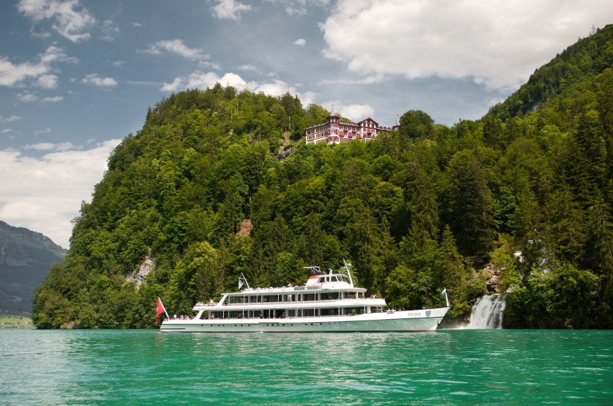 MS Brienz auf dem Brienzersee vor dem Giessbach