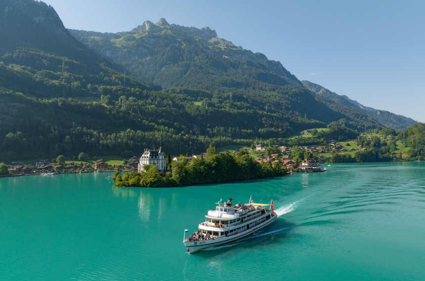 Motorschiff Brienz vor Iseltwald