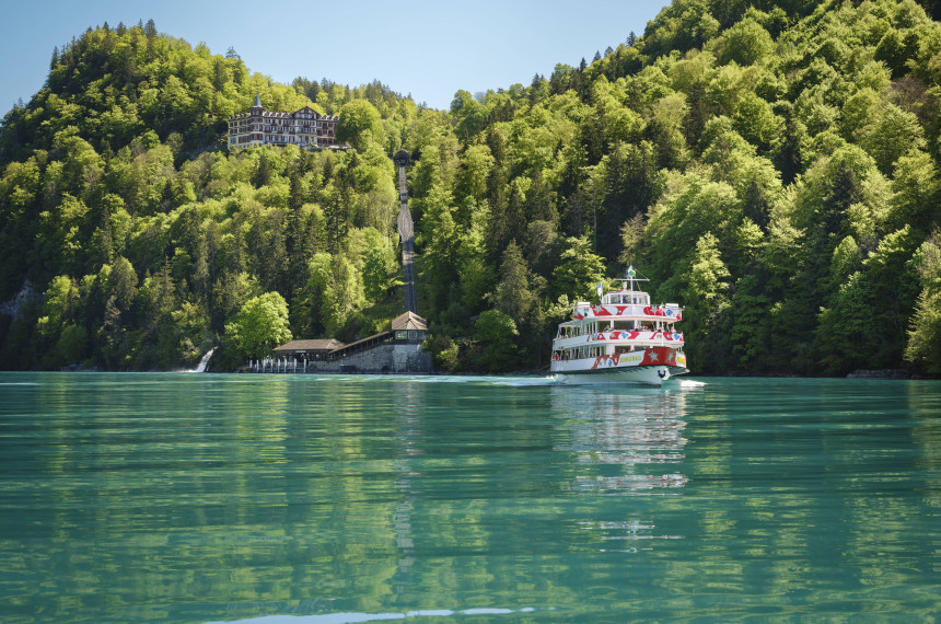 Motorschiff Jungfrau vor dem Giessbach