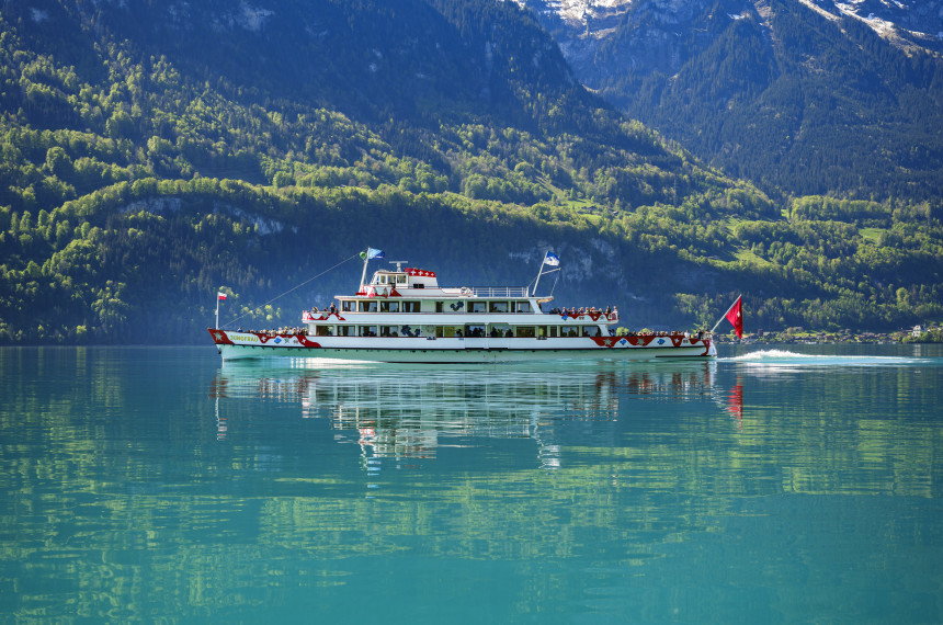 MS Jungfrau auf dem Brienzersee im Winter