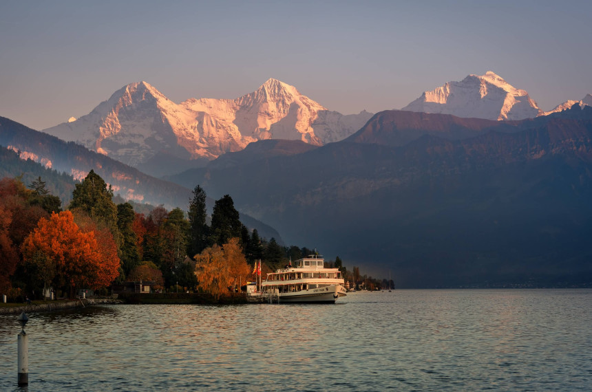 MS Stadt Thun auf dem Thunersee mit Eiger, Mönch und Jungfrau im Hintergrund