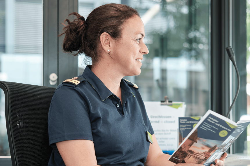 Mitarbeiterin Verkauf an der Schiffstation