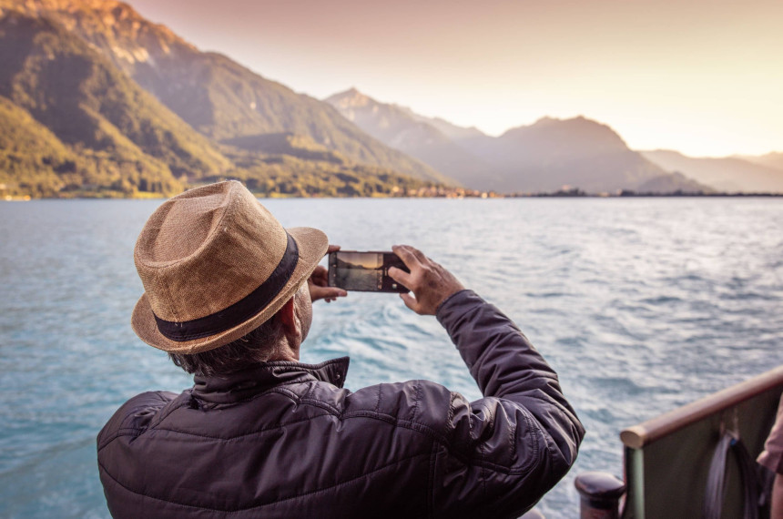 Tourist beim Fotografieren auf dem Schiff auf dem Brienzersee