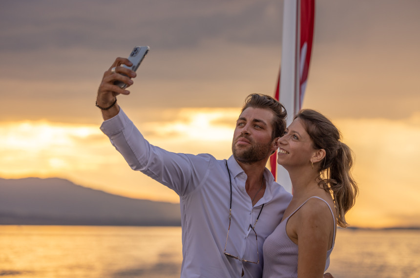 Päärchen beim Fotografieren auf dem Schiff