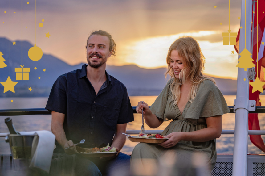 Paar auf dem Schiff beim Abendessen