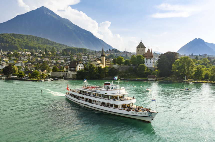 MS Bubenberg vor dem Schloss Spiez